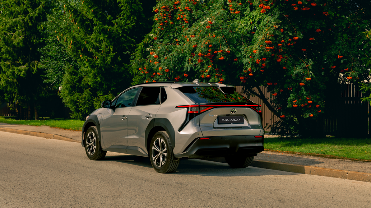 Visiškai elektrinis Toyota bZ4X Luxury