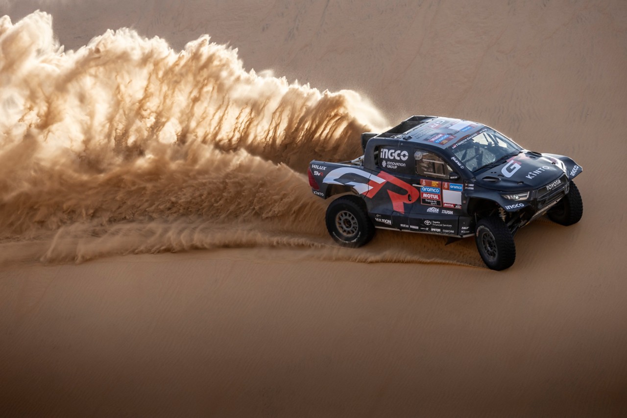 Ralio automobilio šonaslydis dykumoje